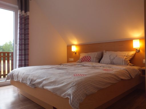 Schlafzimmer mit Doppelbett/Ausgang Ostbalkon